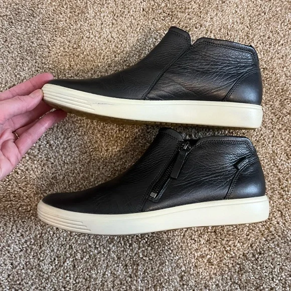 Ecco Soft 7 Metallic Black Leather Side Zip Bootie - Picture 3 of 11